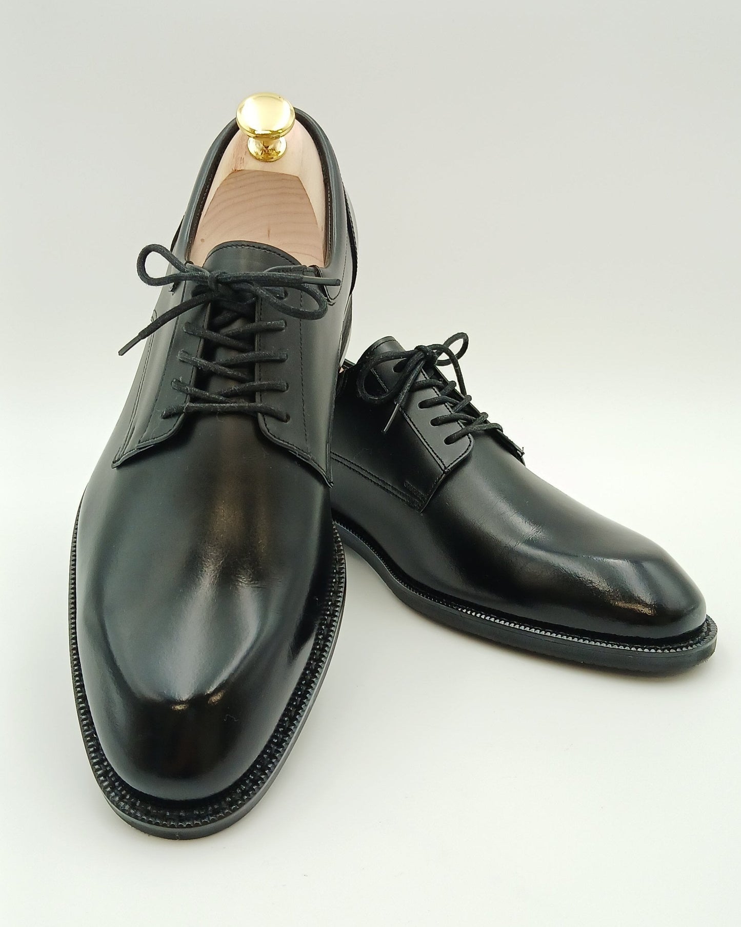 Derbies aus Obsidian-Glattleder